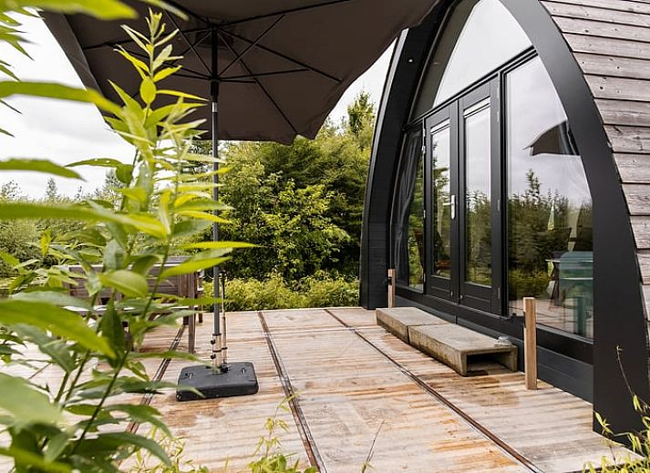 Lichte binnenruimte met uitzicht op terras in Vakantiehuisje in Boskoop, Groene Hart, Zuid-Holland.