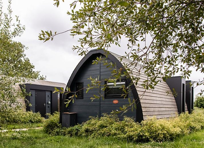 Lichte binnenruimte met uitzicht op terras in Vakantiehuisje in Boskoop, Groene Hart, Zuid-Holland.