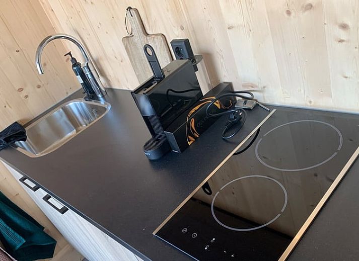 Gemuetliches Wohnzimmer in Cottage in Boskoop Ferienhaus mit Blick auf die Natur, Suedholland.