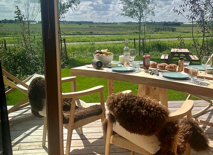Indoor room with garden view in Holiday home in Oud Ade, Green Heart.