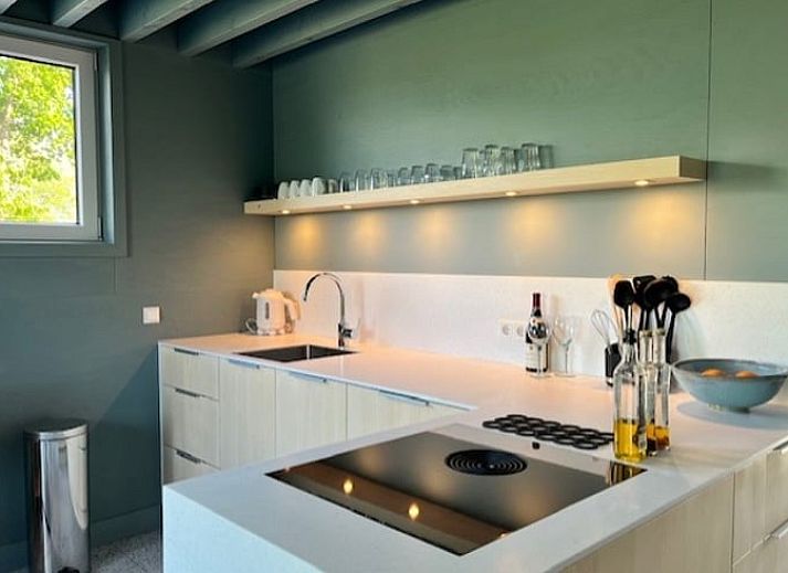 Vacation cottage in North, Green Heart, South Holland with flowering garden and terrace for a relaxing stay in nature.