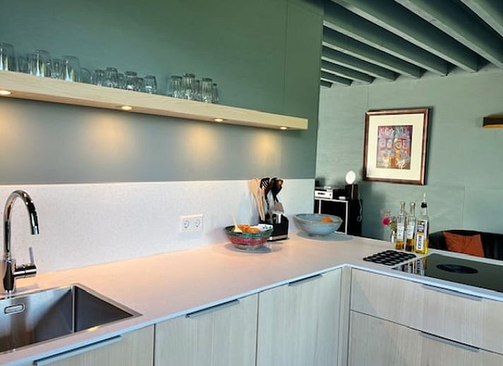 Vacation cottage in North, Green Heart, South Holland with flowering garden and terrace for a relaxing stay in nature.