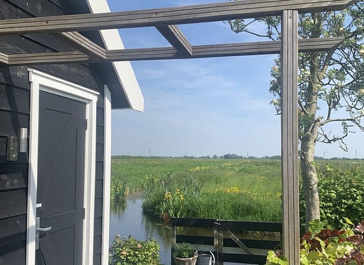 Geniet van het prachtige uitzicht op de groene omgeving vanuit Vakantiehuis in Gouderak, gelegen in het Groene Hart van Zuid-Holland.