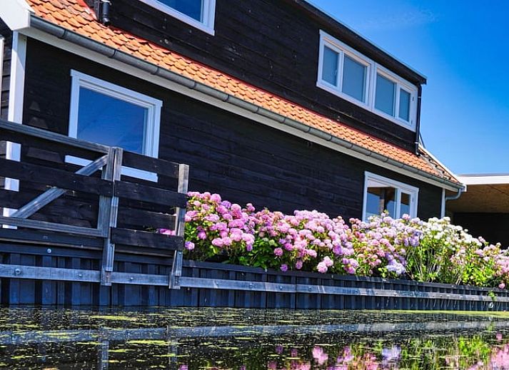 Geniet van het prachtige uitzicht op de groene omgeving vanuit Vakantiehuis in Gouderak, gelegen in het Groene Hart van Zuid-Holland.