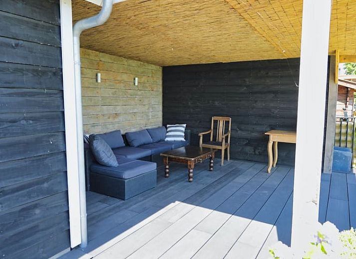 Geniet van het prachtige uitzicht op de groene omgeving vanuit Vakantiehuis in Gouderak, gelegen in het Groene Hart van Zuid-Holland.