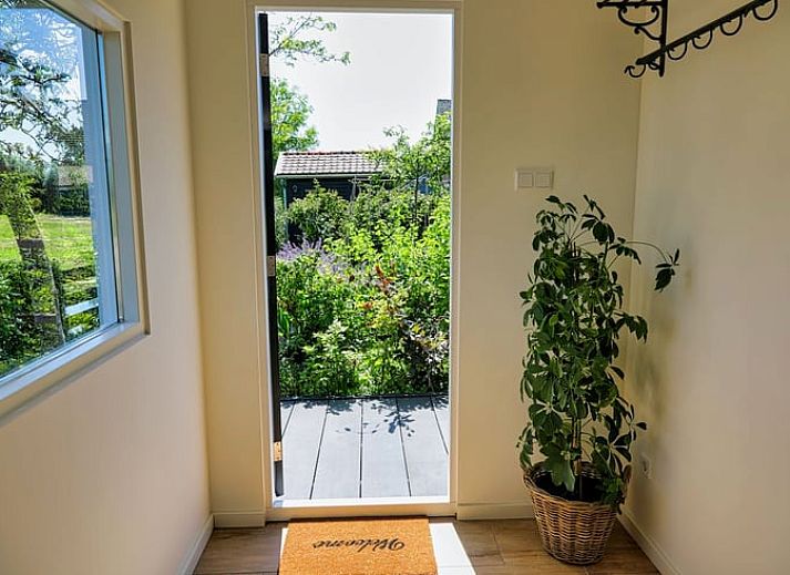Vakantiehuis in Gouderak omgeven door bloeiende hortensia's, gelegen aan het water in het Groene Hart van Zuid-Holland.
