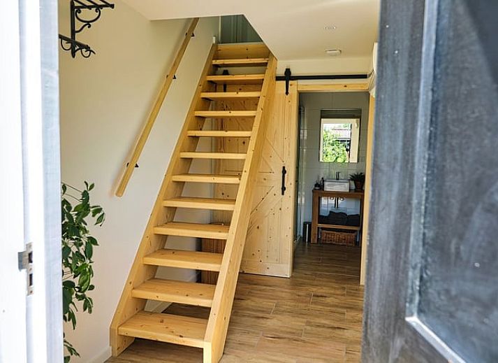 Vakantiehuis in Gouderak omgeven door bloeiende hortensia's, gelegen aan het water in het Groene Hart van Zuid-Holland.