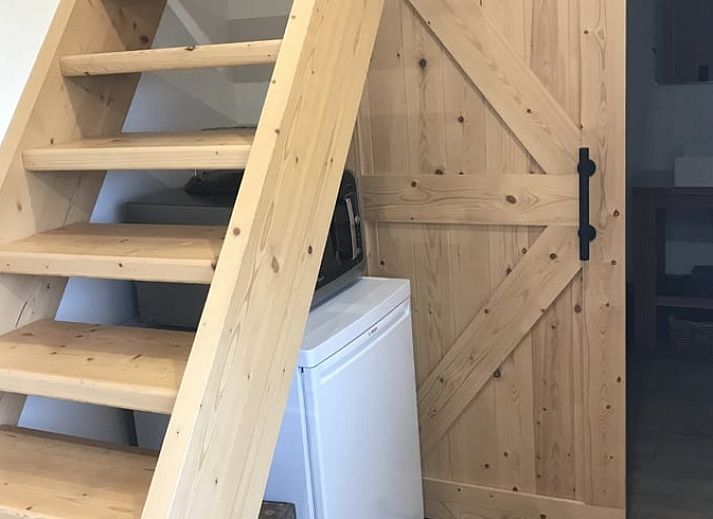 Vakantiehuis in Gouderak omgeven door bloeiende hortensia's, gelegen aan het water in het Groene Hart van Zuid-Holland.