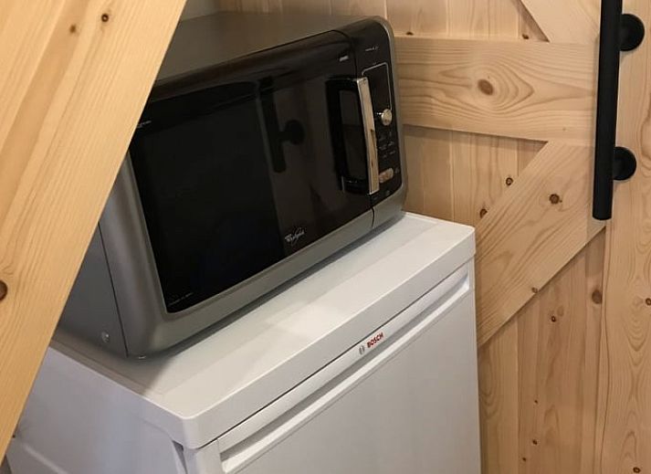 Vakantiehuis in Gouderak omgeven door bloeiende hortensia's, gelegen aan het water in het Groene Hart van Zuid-Holland.