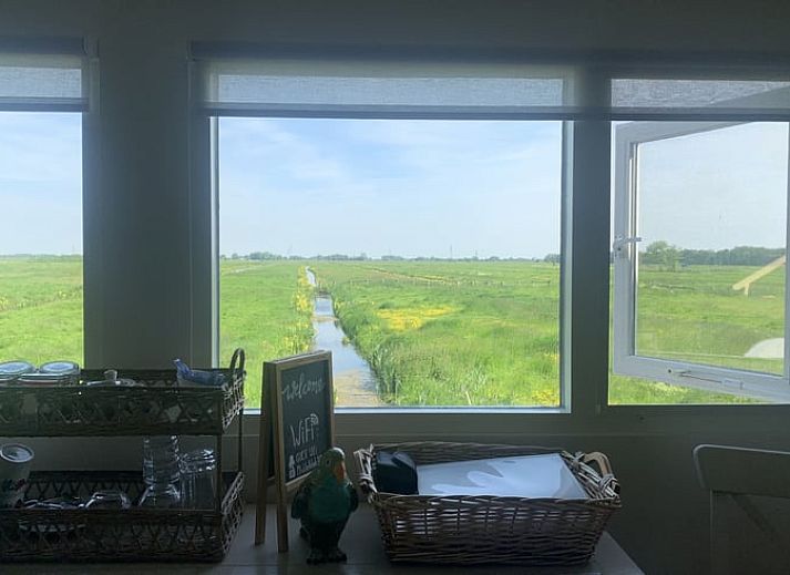 Geniet van de overdekte veranda bij Vakantiehuis in Gouderak, gelegen in het Groene Hart van Zuid-Holland, met comfortabele zithoek.