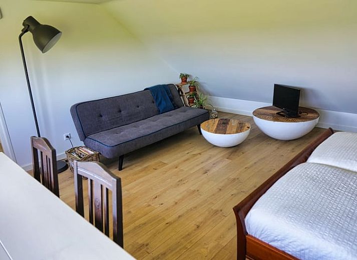 Geniet van de overdekte veranda bij Vakantiehuis in Gouderak, gelegen in het Groene Hart van Zuid-Holland, met comfortabele zithoek.