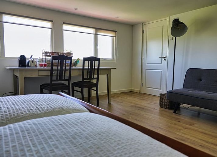 Geniet van de overdekte veranda bij Vakantiehuis in Gouderak, gelegen in het Groene Hart van Zuid-Holland, met comfortabele zithoek.