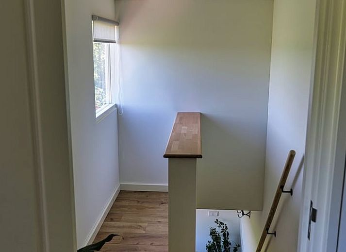 Geniet van de overdekte veranda bij Vakantiehuis in Gouderak, gelegen in het Groene Hart van Zuid-Holland, met comfortabele zithoek.