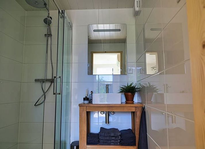 Geniet van de overdekte veranda bij Vakantiehuis in Gouderak, gelegen in het Groene Hart van Zuid-Holland, met comfortabele zithoek.