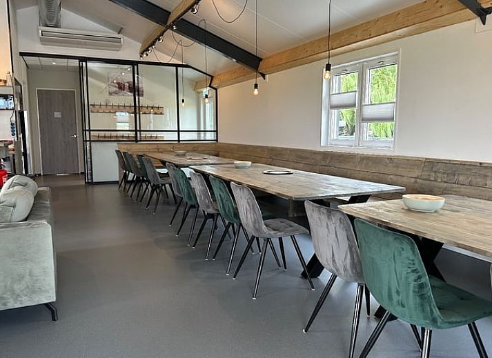 Stilvoller Essbereich im Ferienhaus in Gouderak, Green Heart, mit Holztischen und bequemen Stuehlen fuer ein gemuetliches Beisammensein.