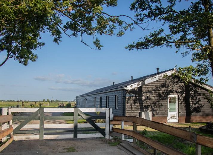 Stilvoller Essbereich im Ferienhaus in Gouderak, Green Heart, mit Holztischen und bequemen Stuehlen fuer ein gemuetliches Beisammensein.