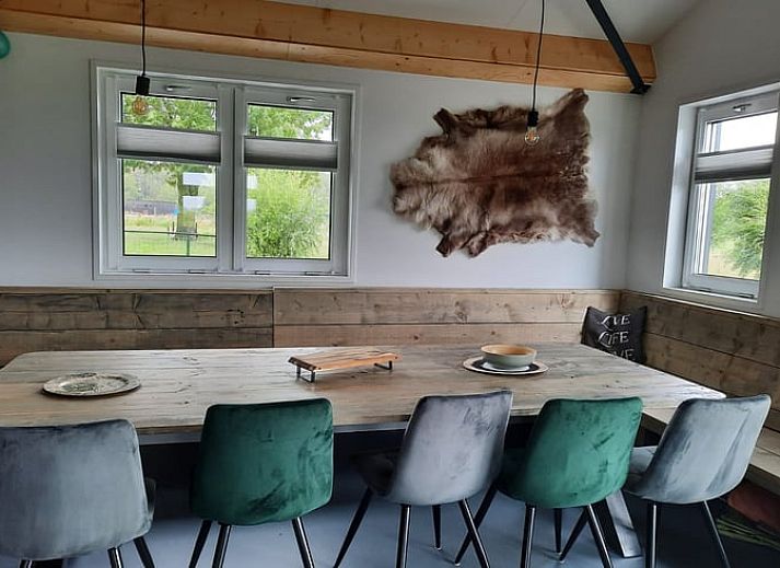 Stilvoller Essbereich im Ferienhaus in Gouderak, Green Heart, mit Holztischen und bequemen Stuehlen fuer ein gemuetliches Beisammensein.