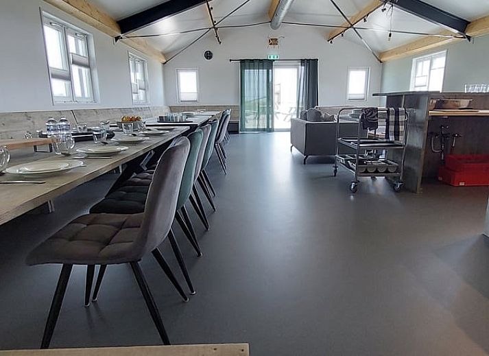 Stilvoller Essbereich im Ferienhaus in Gouderak, Green Heart, mit Holztischen und bequemen Stuehlen fuer ein gemuetliches Beisammensein.