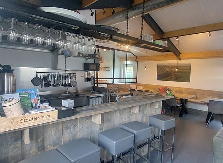 Stilvoller Essbereich im Ferienhaus in Gouderak, Green Heart, mit Holztischen und bequemen Stuehlen fuer ein gemuetliches Beisammensein.