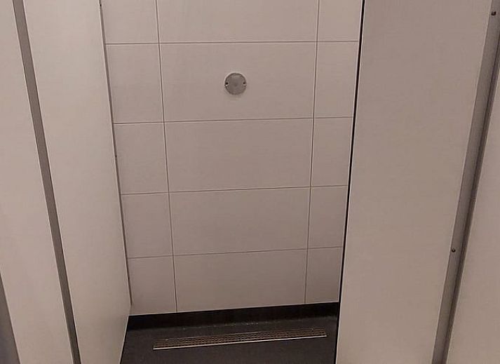 Gemuetliches Esszimmer im Ferienhaus in Gouderak, Suedholland, mit Blick auf die gruene Umgebung des Gruenen Herzens.