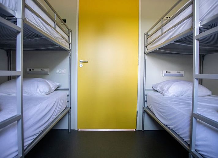 Gemuetliches Esszimmer im Ferienhaus in Gouderak, Suedholland, mit Blick auf die gruene Umgebung des Gruenen Herzens.