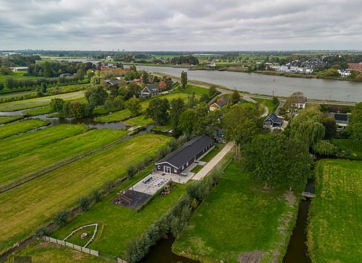 Gemuetliches Esszimmer im Ferienhaus in Gouderak, Suedholland, mit Blick auf die gruene Umgebung des Gruenen Herzens.