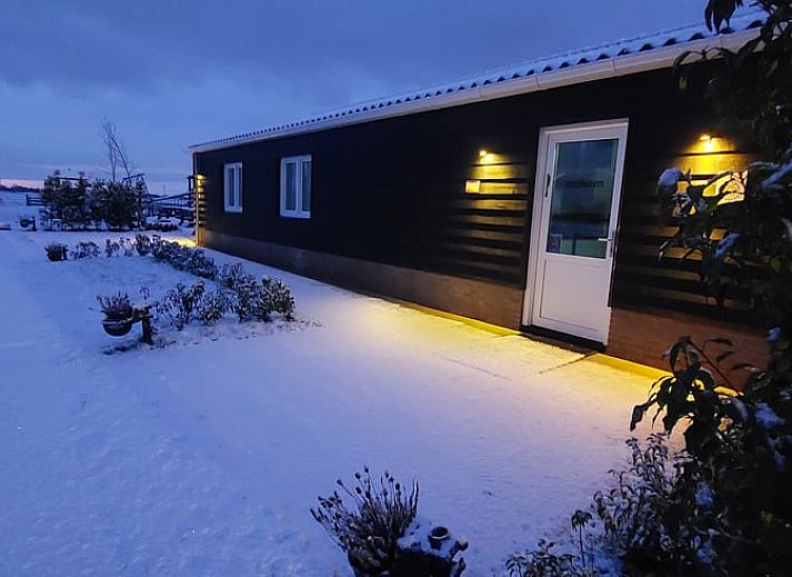 Gemuetliches Esszimmer im Ferienhaus in Gouderak, Suedholland, mit Blick auf die gruene Umgebung des Gruenen Herzens.