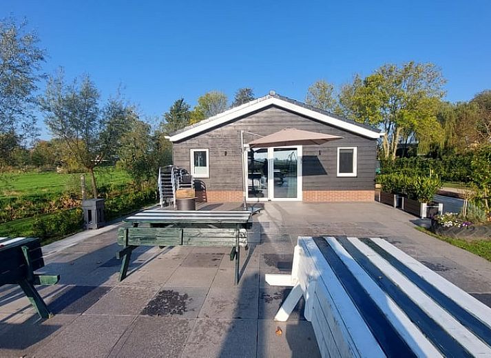 Gemuetliches Esszimmer im Ferienhaus in Gouderak, Suedholland, mit Blick auf die gruene Umgebung des Gruenen Herzens.