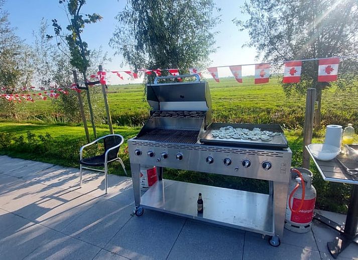 Innenbereich des Ferienhauses in Gouderak, Groene Hart, Suedholland mit geraeumiger Ess- und Sitzecke in einem modernen Ferienhaus.