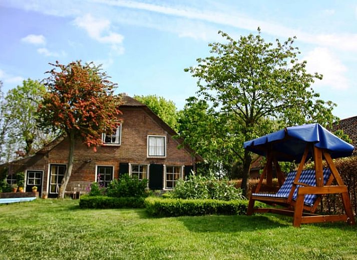Vakantiehuisje in Vlist, gelegen in het Groene Hart van Zuid-Holland, met een prachtige tuin en schommelbank omringd door natuur.