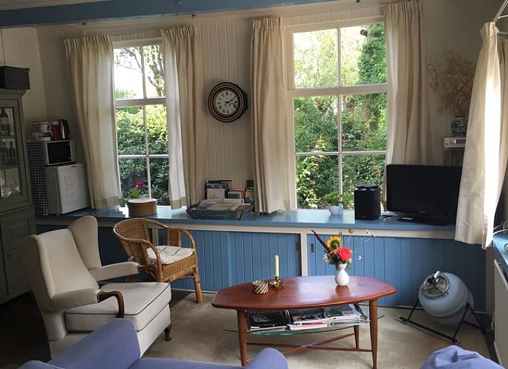 Vakantiehuisje in Vlist, gelegen in het Groene Hart van Zuid-Holland, met een prachtige tuin en schommelbank omringd door natuur.