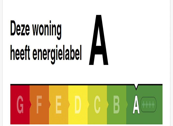Comfortabele slaapkamer in Vakantiehuis Alk 8, Noordwijk, met luxe bedden en veel natuurlijk licht.