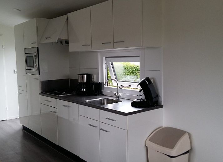 Die stilvolle Terrasse des Ferienhauses Duinparel 126 in Noordwijk an der Nordseekueste ist ideal fuer Mahlzeiten im Freien.