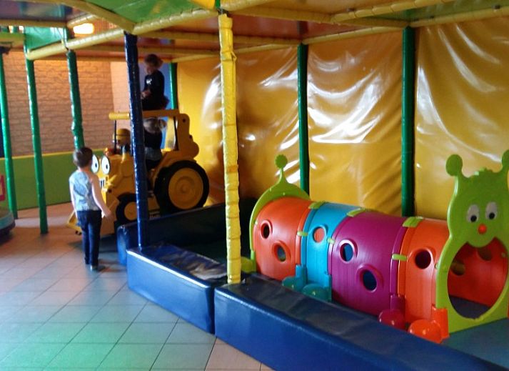 Geraeumige Terrasse des Chalets Duinparel 126 in Noordwijk, Suedholland, umgeben von gruener Natur.