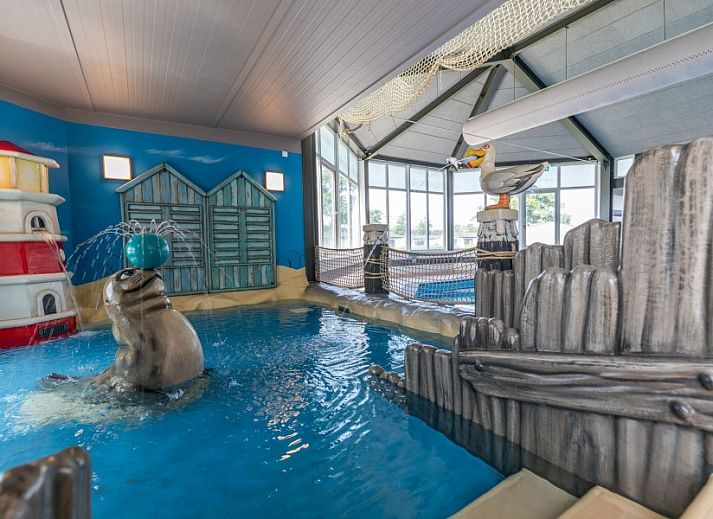 Geraeumige Terrasse des Chalets Duinparel 126 in Noordwijk, Suedholland, umgeben von gruener Natur.