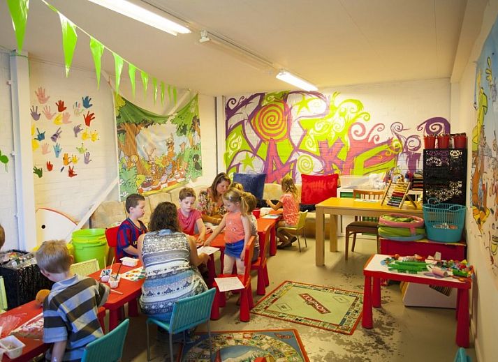 Komfortable Sitzecke im Inneren von Duinparel 126, einem gemuetlichen Chalet in Noordwijk, Suedholland.