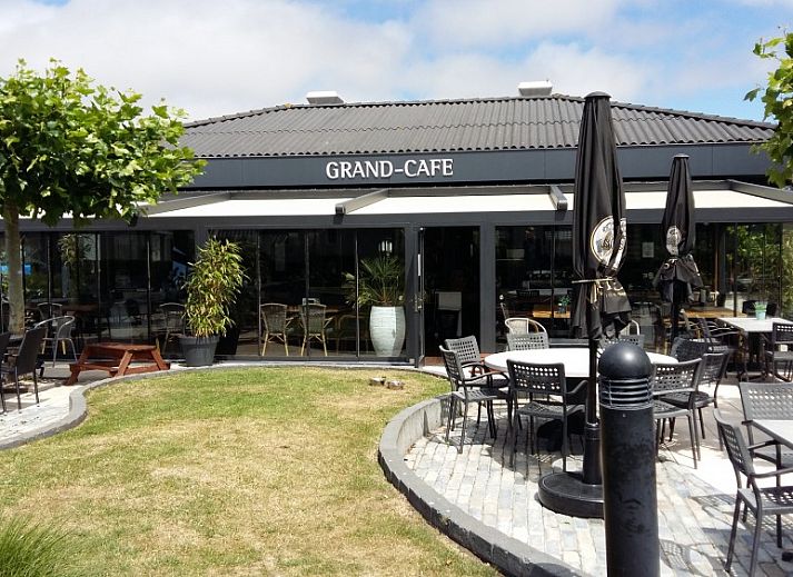 Komfortable Sitzecke im Inneren von Duinparel 126, einem gemuetlichen Chalet in Noordwijk, Suedholland.