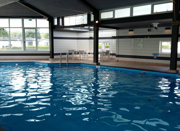 Komfortable Sitzecke im Inneren von Duinparel 126, einem gemuetlichen Chalet in Noordwijk, Suedholland.