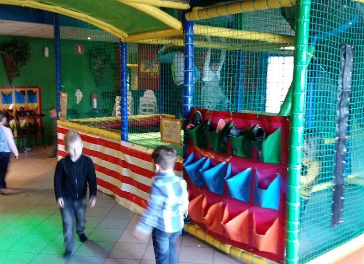 Komfortable Sitzecke im Inneren von Duinparel 126, einem gemuetlichen Chalet in Noordwijk, Suedholland.