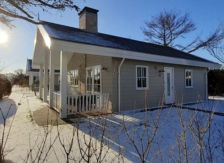 Bungalow type Cypres XS in Noordwijk, Noordzeekust, Zuid-Holland met zonnig terras en groene omgeving.