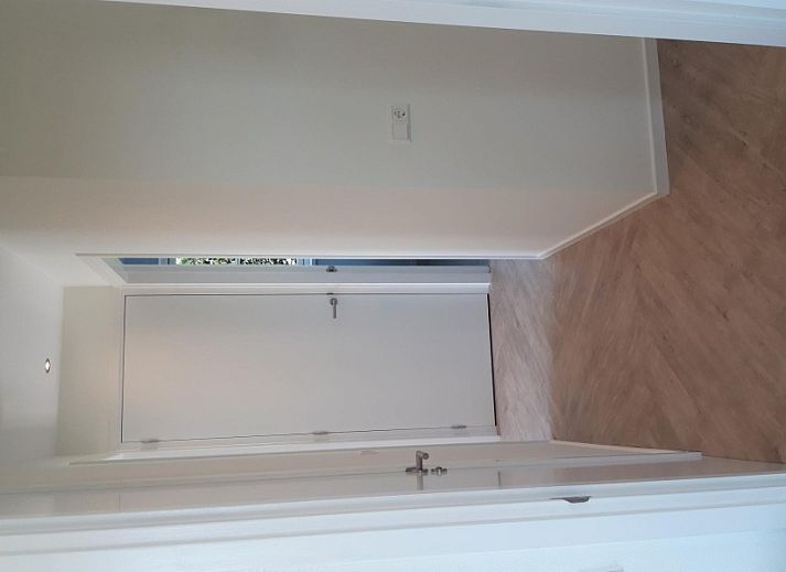 Bungalow type Cypres XS in Noordwijk, Noordzeekust, Zuid-Holland met zonnig terras en groene omgeving.