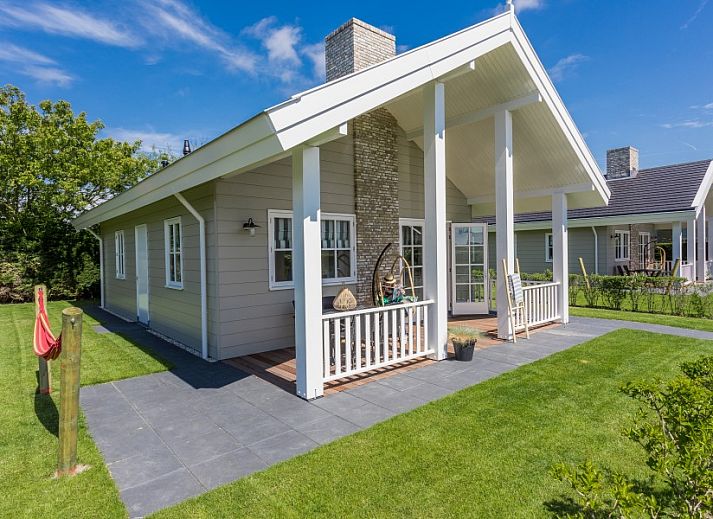 Bungalow type Cypres XS in Noordwijk, Noordzeekust, Zuid-Holland met zonnig terras en groene omgeving.