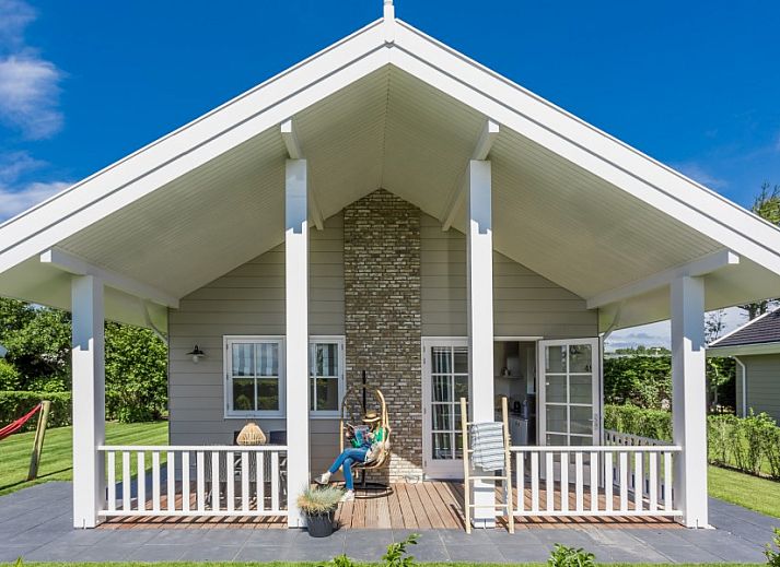 Bungalow type Cypres XS in Noordwijk, Noordzeekust, Zuid-Holland met zonnig terras en groene omgeving.