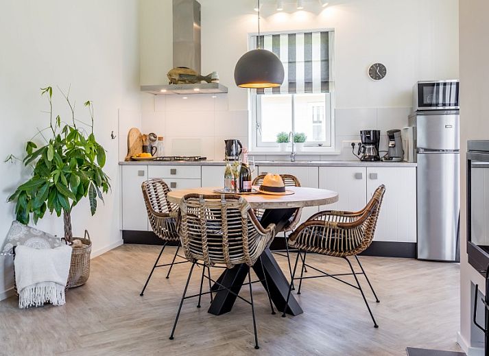 Winterse charme bij Bungalow type Cypres XS in Noordwijk, Noordzeekust, Zuid-Holland met besneeuwd landschap.