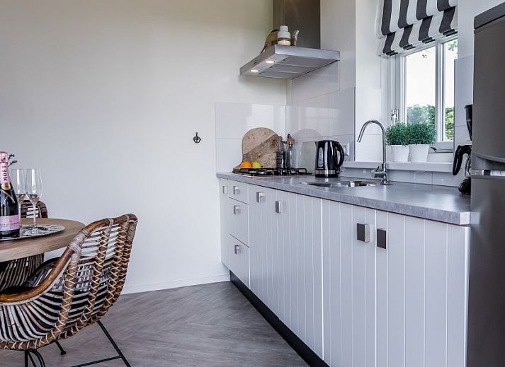 Winterse charme bij Bungalow type Cypres XS in Noordwijk, Noordzeekust, Zuid-Holland met besneeuwd landschap.