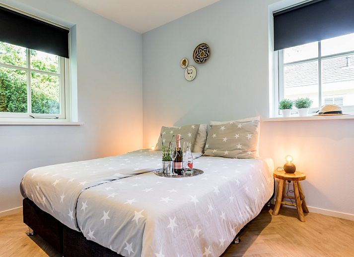 Moderne binnenruimte van Bungalow type Cypres XS in Noordwijk, Noordzeekust, Zuid-Holland met stijlvolle vloer.