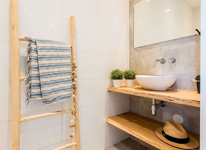 Moderne binnenruimte van Bungalow type Cypres XS in Noordwijk, Noordzeekust, Zuid-Holland met stijlvolle vloer.