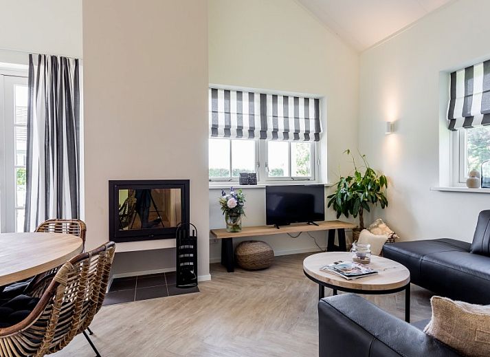 Ruime veranda van Bungalow type Cypres XS in Noordwijk, Noordzeekust, Zuid-Holland omringd door natuur.