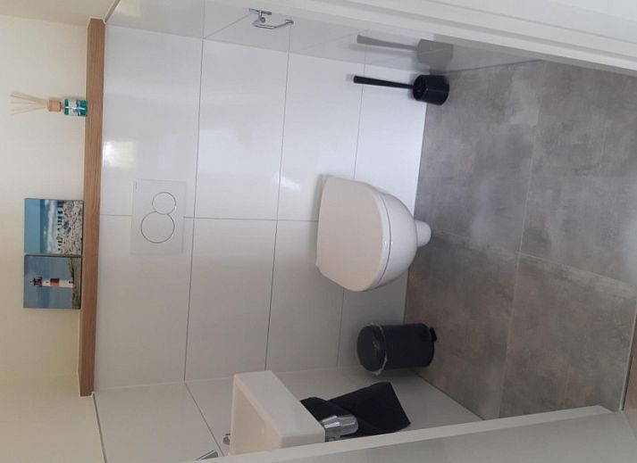 Vooraanzicht van Bungalow type Cypres XS in Noordwijk, Noordzeekust, Zuid-Holland met uitnodigend terras.