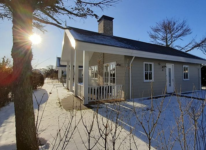 Vooraanzicht van Bungalow type Cypres XS in Noordwijk, Noordzeekust, Zuid-Holland met uitnodigend terras.